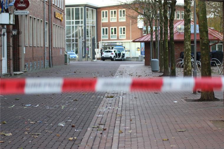 Nach der Amokfahrt ist der Tatort vor der Diskothek „Flair“ abgesichert.