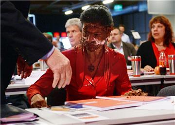 Nach der Attacke auf dem Bundesparteitag der Linken: Die Reste der Sahnetorte hängen immer noch in Sahra Wagenknechts Gesicht.