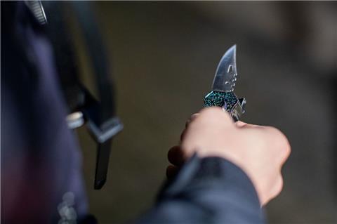Nach der Attacke auf einen 45-jährigen Mann hat die Bremer Polizei den mutmaßlichen Messerstecher festgenommen.