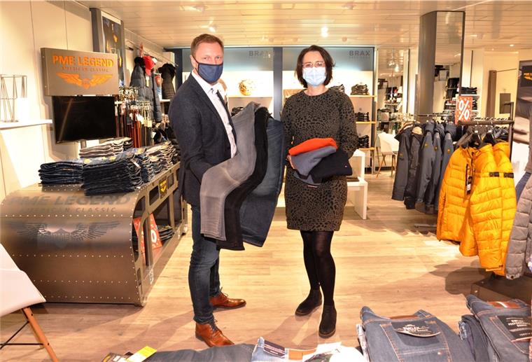 Nach der Berichterstattung unserer Redaktion darüber, dass Ankleidetermine auch in Hochinzidenzkommunen erlaubt sind, hat die Staatskanzlei eine Definition nachgereicht. Ein individuell bestelltes Kleidungsstück - zum Beispiel ein neuer Anzug - darf im Geschäft anprobiert werden, das Anprobieren einer Jeans ist jedoch nicht erlaubt.
