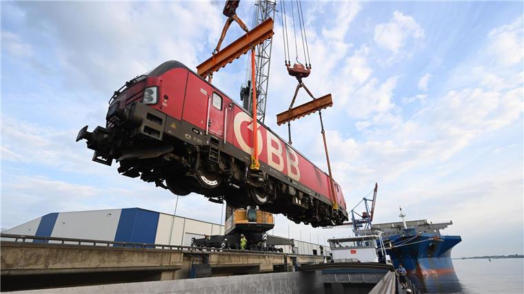Gestrandete Loks im Braker Hafen per Schiff abtransportiert Nach der Beschädigung der Huntebrücke bei Elsfleth müssen gestrandete Loks im Hafen von Brake per Schiff abtransportiert werden.