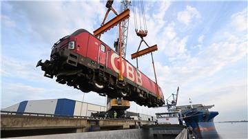 Nach der Beschädigung der Huntebrücke bei Elsfleth müssen gestrandete Loks im Hafen von Brake per Schiff abtransportiert werden.