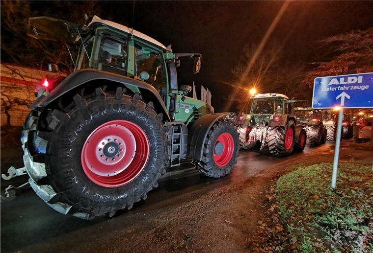 Nach der ergebnislosen Videokonferenz des Agrarministeriums zur Situation in der Landwirtschaft haben in der Nacht erneut hunderte Landwirte Zentrallager von Discountern blockiert wie hier in Hesel. 