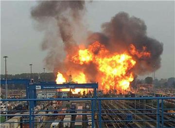 Nach der Explosion auf dem Gelände des Chemiekonzerns BASF in Ludwigshafen brennt es dort.