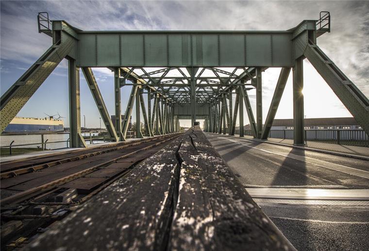Bremerhaven bekommt eine Mega-Drehbrücke - Das sind die Pläne Blick auf eine Brücke