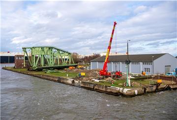 Neben den Resten der abgebauten Eisenbahndrehbrücke an der Nordschleuse im Hafengebiet von Bremerhaven finden Bauarbeiten statt. 
