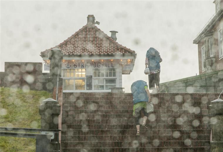 Nach der Hitze kommt die Abkühlung. Heftiges Gewitter und Regenfälle in Bremerhaven.