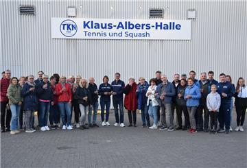 Nach der Jahreshauptversammlung feierten der Vorstand des TK Nordenham und seine Mitglieder die Umbenennung der Halle.