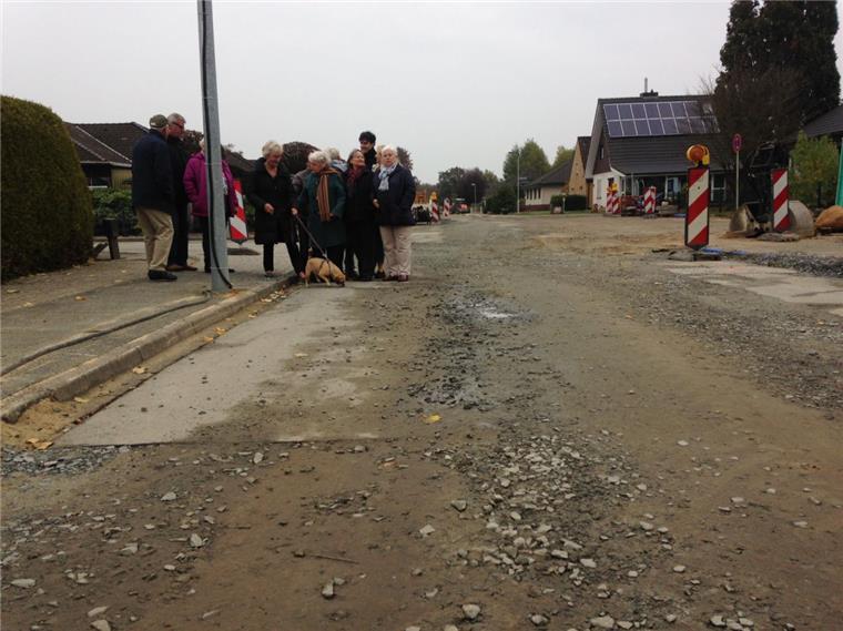 Nach der Kanalsanierung stehen die Anlieger der Großen Litt in Friedheim vor einer Schotterpiste und  müssen auch noch Straßenbaubeiträge zahlen.  Sie sind empört. 