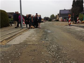 Nach der Kanalsanierung stehen die Anlieger der Großen Litt in Friedheim vor einer Schotterpiste und  müssen auch noch Straßenbaubeiträge zahlen.  Sie sind empört. 