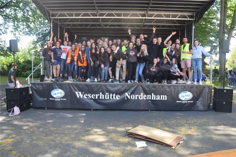 Nach der knapp zweistündigen Show auf dem Schulhof feierten sich die Gymnasiasten selber. Sie hatten mächtig Spaß.