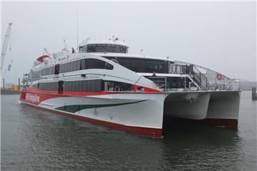 Nach der Kollision mit einer Kaimauer, muss der Katamaran "Halunder Jet" zur Reparatur in die Werft.