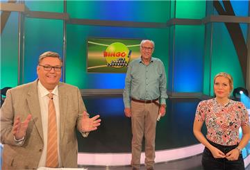 Nach der Live-Sendung gab es für Steffen T. (Mitte) noch ein Erinnerungs-Foto mit den Moderatoren Michael „Bingobär“ Thürnau und Jule Gölsdorf.