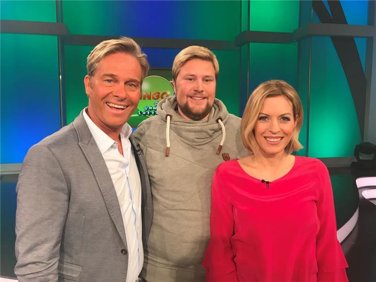 Nach der Live-Sendung gab es für Torben Schramm aus Bremerhaven noch ein Erinnerungsfoto mit Bingo-Gastmoderator Hinnerk Baumgarten und Moderatorin Jule Gölsdorf.