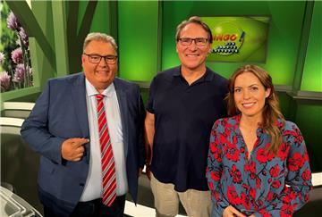 Nach der Live-Sendung gab es noch ein Erinnerungs-Foto mit den Moderatoren Michael Thürnau und Jule Gölsdorf.