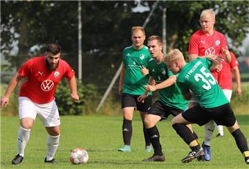 Nach der Niederlage im Kreispokal beim Erst-Kreisklassisten SV Phiesewarden sehnt sich der 1. FC Nordenham (rote Trikots) nach einem Erfolgserlebnis