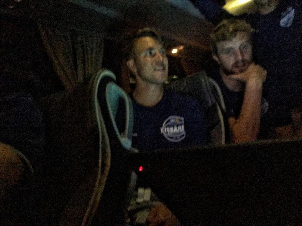 Nach der Niederlage schauen sich Jordan Hulls (links) und Jeff Groselle im Bus d...