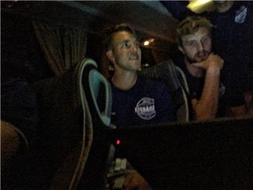 Nach der Niederlage schauen sich Jordan Hulls (links) und Jeff Groselle im Bus d...