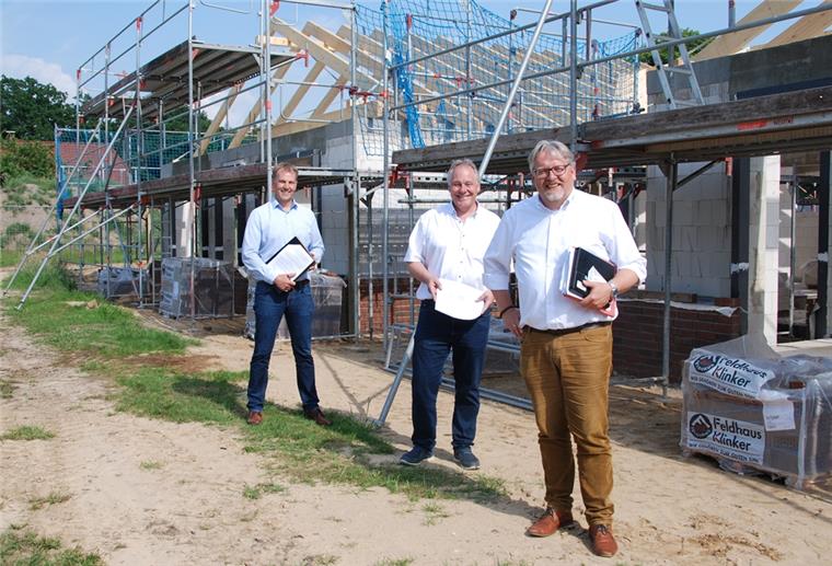 Wellen: Kita-Neubau wächst und wächst Nach der offiziellen Vertragsunterzeichnung (von links): Bürgermeister Guido Dieckmann, Architekt Lutz Padberg und DRK-Geschäftsführer Henning Dageförde vor dem entstehenden Neubau in Wellen.