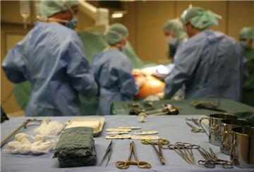 Wie geht es weiter? Nach der OP in den Kliniken werden die Menschen immer schneller entlassen. Viele Patienten kommen aber nicht sofort mit dem Alltag klar. Inzwischen müssen sich die Krankenhäuser darum kümmern, dass die Menschen Hilfe bekommen.