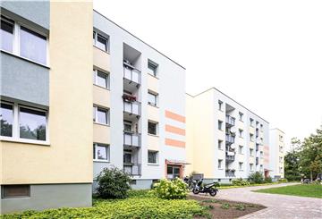 Nach der Renovierung leuchten die Gebäude von Weiß über Gelb und Rot in hellen, freundlichen Farben.