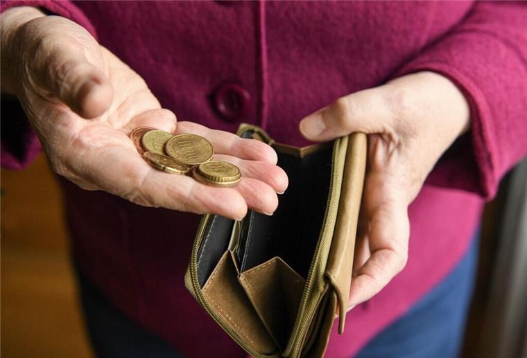 Rentenerhöhung sorgte für Freude - Doch nun droht Tausenden Rentnern Steuerpflicht Man sieht die Hände einer alten Frau, die ein paar Euromünzen halten. Für viele Rentner gab es nach der Rentenerhöhung ein bitteres Erwachen.