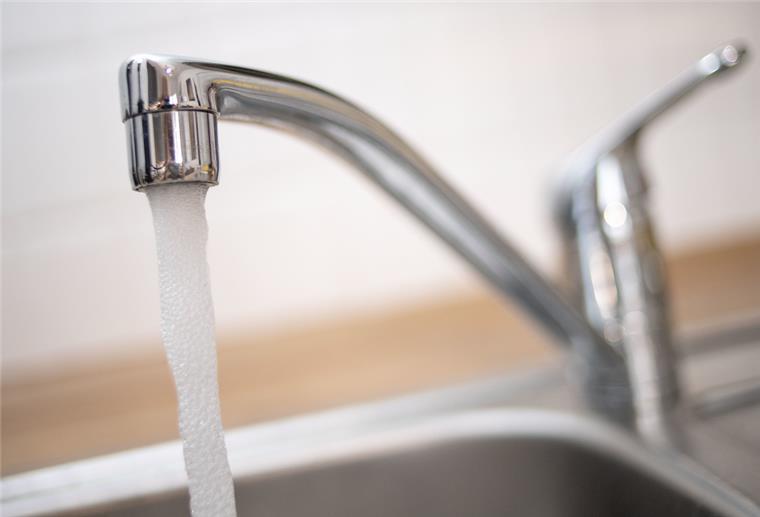 Nach der Rückkehr in ein länger nicht genutztes Haus sollte man erst einmal sämtliche Wasserhähne aufdrehen.