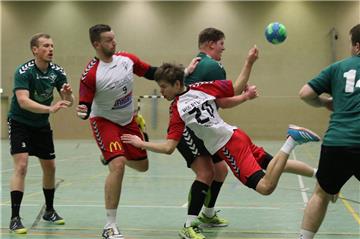 Nach der Saison zieht es Lukas Patzke (im Fallen) nach Bremen. Hauke Mehrtens (Zweiter von links) hört bei der HSG Blexer TB/SV Nordenham auf. Er beendet seine aktive Zeit als Spieler. Auch Trainer Daniel Pargmann und weitere Spieler stehen nicht mehr zur Verfügung.