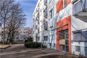 Nach der Sanierung leuchten die Gewoba-Fassaden in hellen Tönen. Hinten sieht man noch die Betonblock-Optik im Bürgerpark-Süd.
