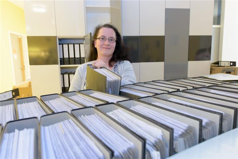 Bremerhaven: Chaos nach Schließung der Tagesklinik Nach der Schließung der Tagesklinik am Meer im Ärztehaus in Reinkenheide: Anästhesie-Schwester Franka Kaiser muss die Patientenakten einscannen. Die Papierordner kommen dann in den Schredder.