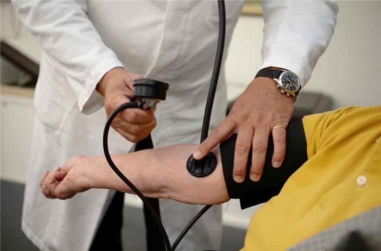 Suche nach Medizinern fürs Ärztezentrum Sittensen wird immer schwieriger Nach der Schließung des MVZ hatten viele Patienten keinen Hausarzt mehr. Mittlerweile ist Sittensen mit Allgemeinmedizinern wieder gut versorgt. Jetzt noch Nachfolger für das Ärztezentrum zu finden, ist sehr schwer.