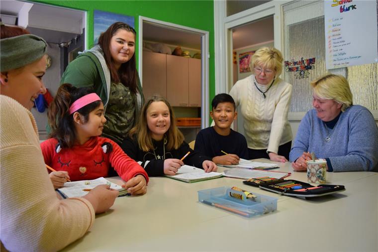 Bremerhaven: Verein Sonnenblume bietet seit zehn Jahren ein zweites Zuhause Nach der Schule sind erst die Hausaufgaben dran – auf verlässliche Abläufe wird in der Sonnenblume Wert gelegt: (von links) Denise Ischt, Narges, Janine Ischt, Fiona, Mostafa, Cornelia Rönnefahrt und Sandra Jaekel.