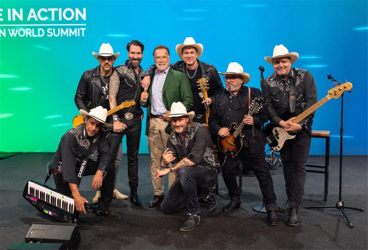 The BossHoss singen und trainieren mit Schwarzenegger Nach der Song-Präsentation begrüßte Schwarzenegger seine Musiker-Freunde auf der Bühne.