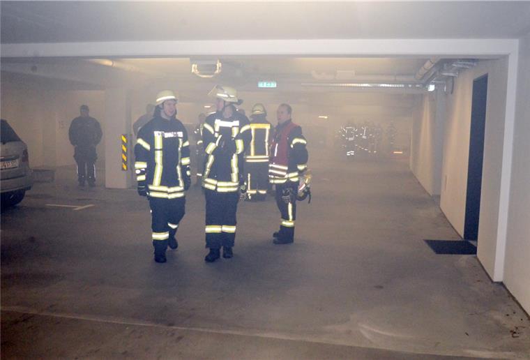 Loxstedt: Tiefgarage wird zur Nebellandschaft Nach der Übung wird die Tiefgarage besichtigt