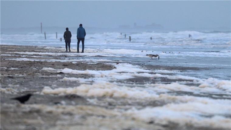 Unwettergefahr und teils orkanartige Böen im Norden Nach der Vorhersage des Deutschen Wetterdienstes sind an der Küste orkanartige Sturmböen mit bis zu 110 Kilometer pro Stunde möglich.
