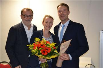 Nach der Wahl zum SPD-Samtgemeindebürgermeister-Kandidaten überreichte der Vorsitzende des SPD-Ortsvereins Zeven, Michael Solty (links), ein Präsent an Henning Fricke und einen Blumenstrauß an dessen Ehefrau Sabine.