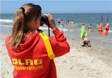 Nach DLRG-Angaben sind bei Badeunfällen in Niedersachsen in diesem Jahr deutlich weniger Menschen gestorben als 2016.