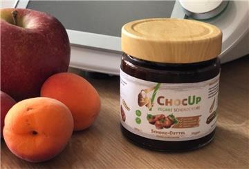 Nach drei Jahren Arbeit verkauft Mervan Kuzu nun endlich seine Schokocreme „Chock up“ in Bremerhaven.