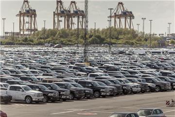 Nach eigenen Angaben lagert AGT Europe mehr als 1000 US-Fahrzeuge der Marken Ram und Dodge im Hafen. 