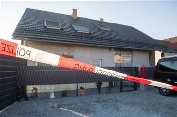Nach einem Angriff auf eine schwangere 45-Jährige in diesem Haus in Kirchroth sind sowohl die Frau als auch ihr ungeborenes Kind tot.