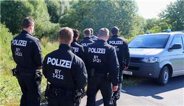 Nach einem Angriff eines 17-jährigen Afghanen mit einer Axt auf Fahrgäste in einem Regionalzug haben Polizisten die Umgebung bei Würzburg nach Spuren abgesucht.