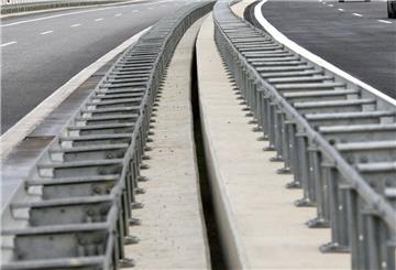 Nach einem Auffahrunfall auf der A27 bei Hagen gerieten zwei Autos in die Schutzplanken.