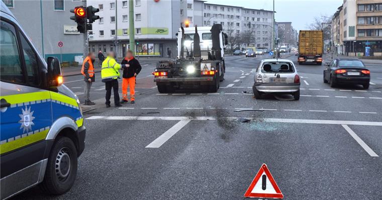 Nach einem Auffahrunfall auf der Lloydstraße in Bremerhaven kam es zu Staus im Berufsverkehr.