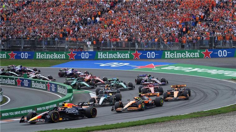 Nach einem besseren Start kann Verstappen seine eroberte Führung letztlich nicht behaupten.