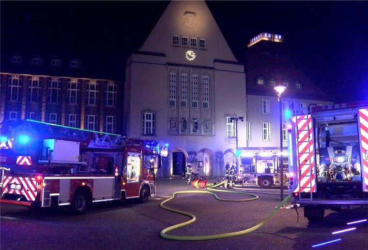 Brandanschlag auf Delmenhorster Rathaus Nach einem Brandanschlag auf das Rathaus in Delmenhorst hat die Polizei einen 30-jährigen Mann festgenommen.