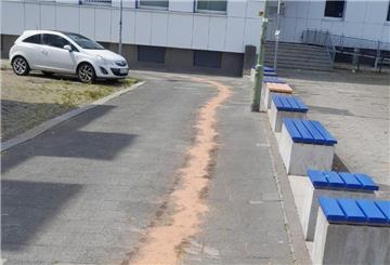 Feuerwehr streut ausgelaufene Flüssigkeiten nach einem Unfall ab. 