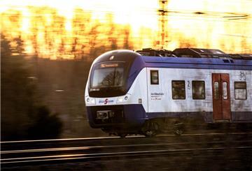 Ein Zug der Nordwestbahn (Symbolbild) ist mit ausgefallener Klimaanlage in Höhe Elsfleth liegengeblieben.