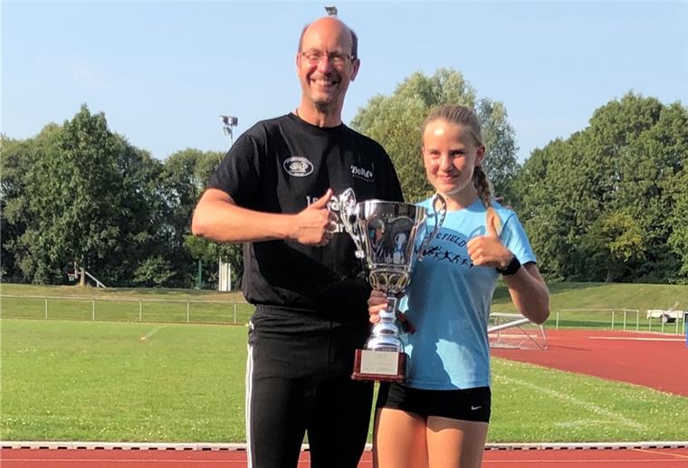 Erfolgsduo der Nordenhamer Leichtathletik getrennt Nach einem der zahlreichen Erfolge auf Landes- und norddeutscher Ebene im Sommer 2019: der ausgeschiedene Trainer des SV Nordenham, Stefan Doerner, und Jule Wachtendorf.