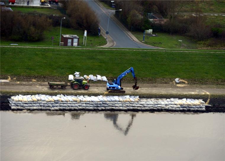 Die Richter haben das Wort: Nach einem eher läppischen Baubeginn kam der Baustopp für den Offshore-Terminal. Über den muss nun das Oberverwaltungsgericht entscheiden.