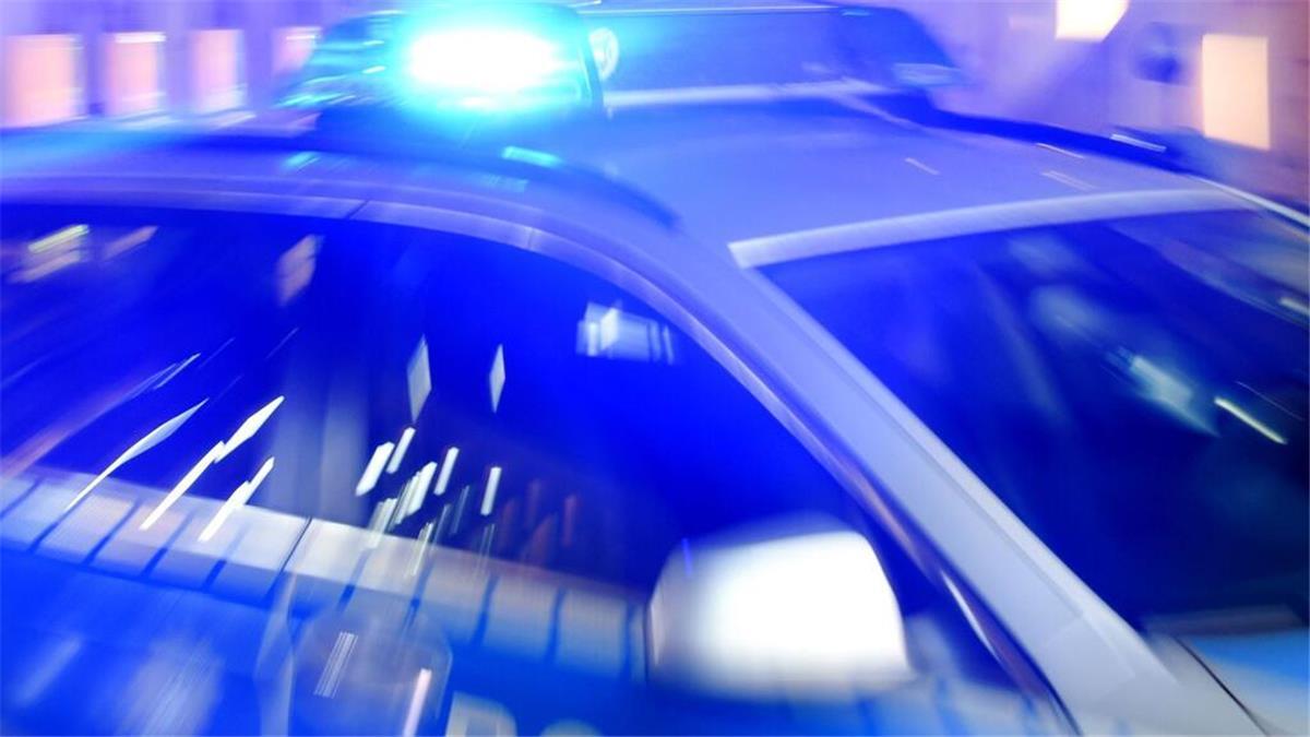 Bremerhaven: Einbrecher wenden rohe Gewalt an Ein Streifenwagen der Polizei steht mit eingeschaltetem Blaulicht auf der Straße.
